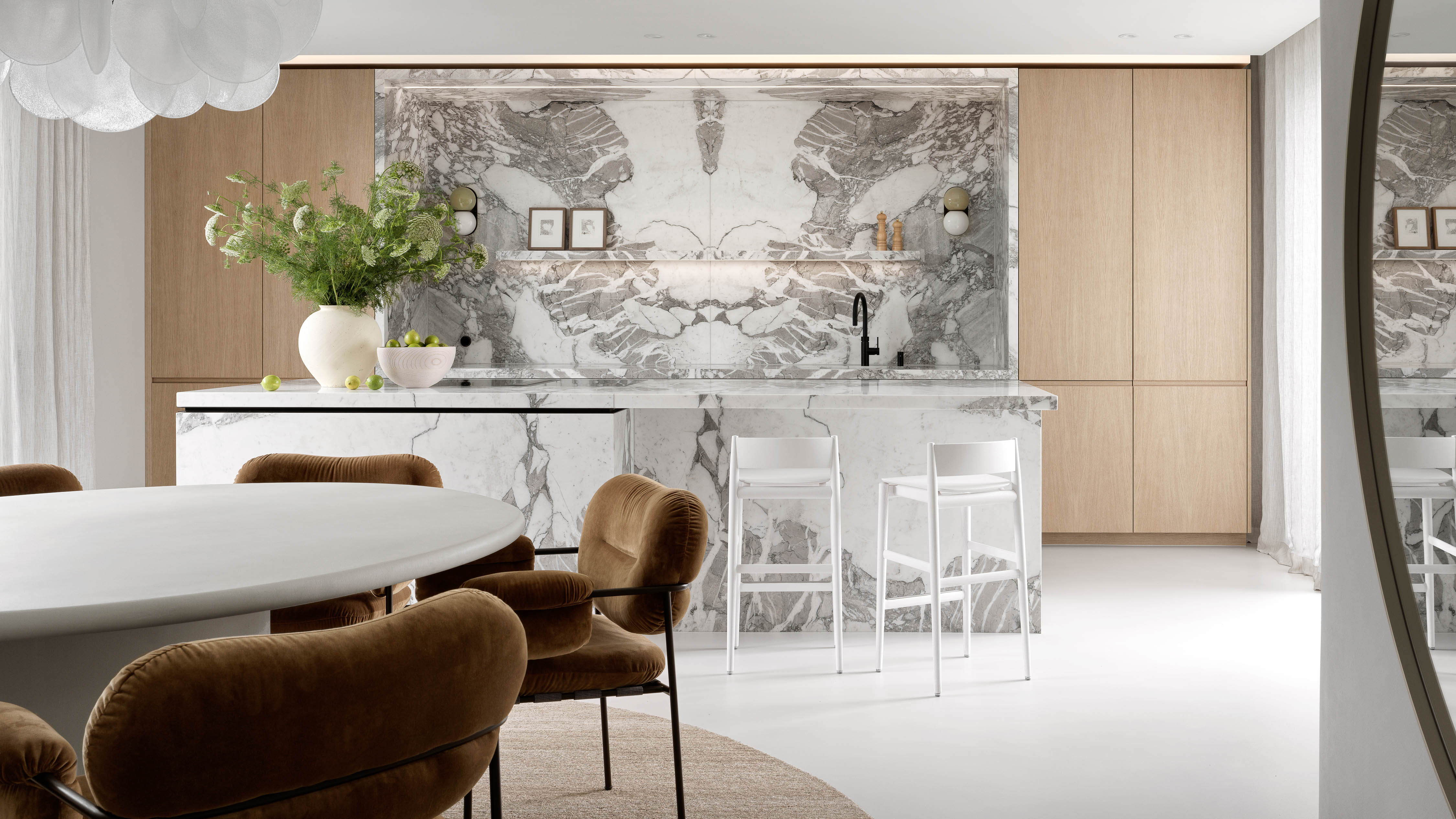 Innenarchitektur: Moderne Küche mit marmorierter Wand