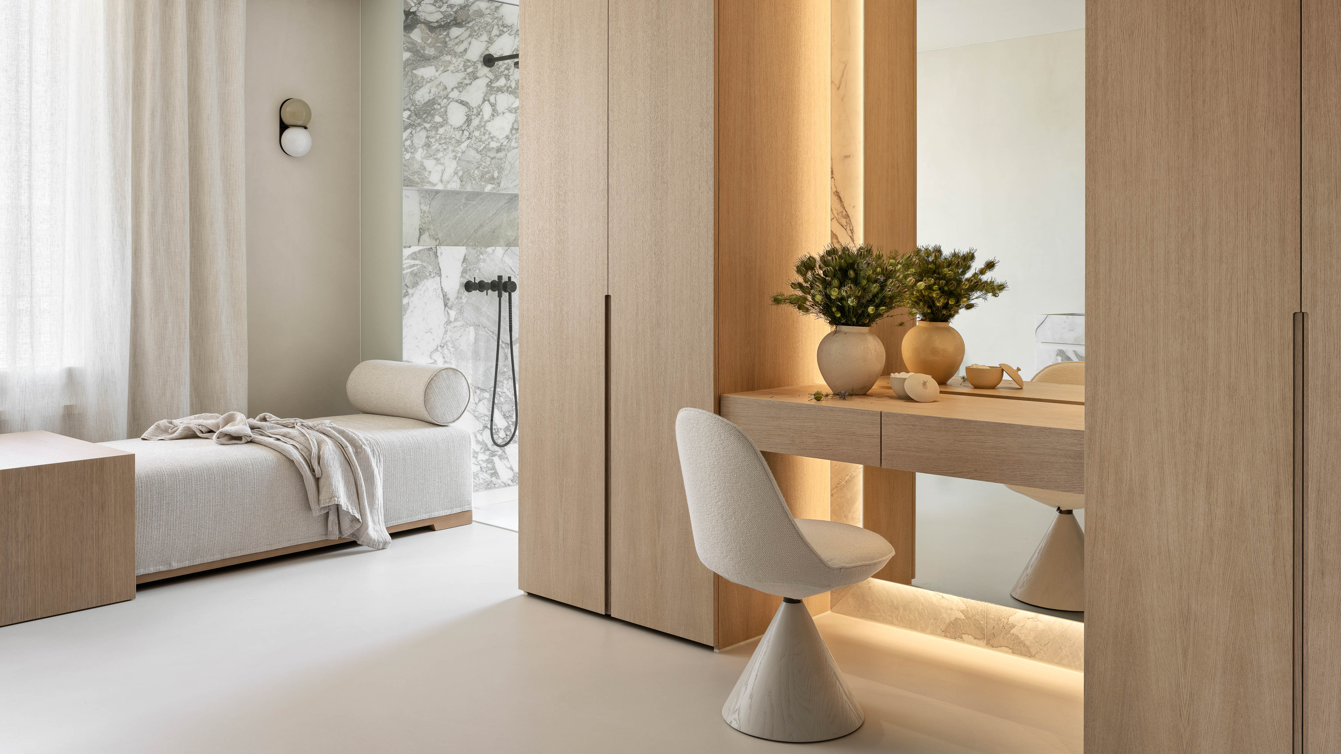 Helles, modernes Schlafzimmer mit Holzdetails.