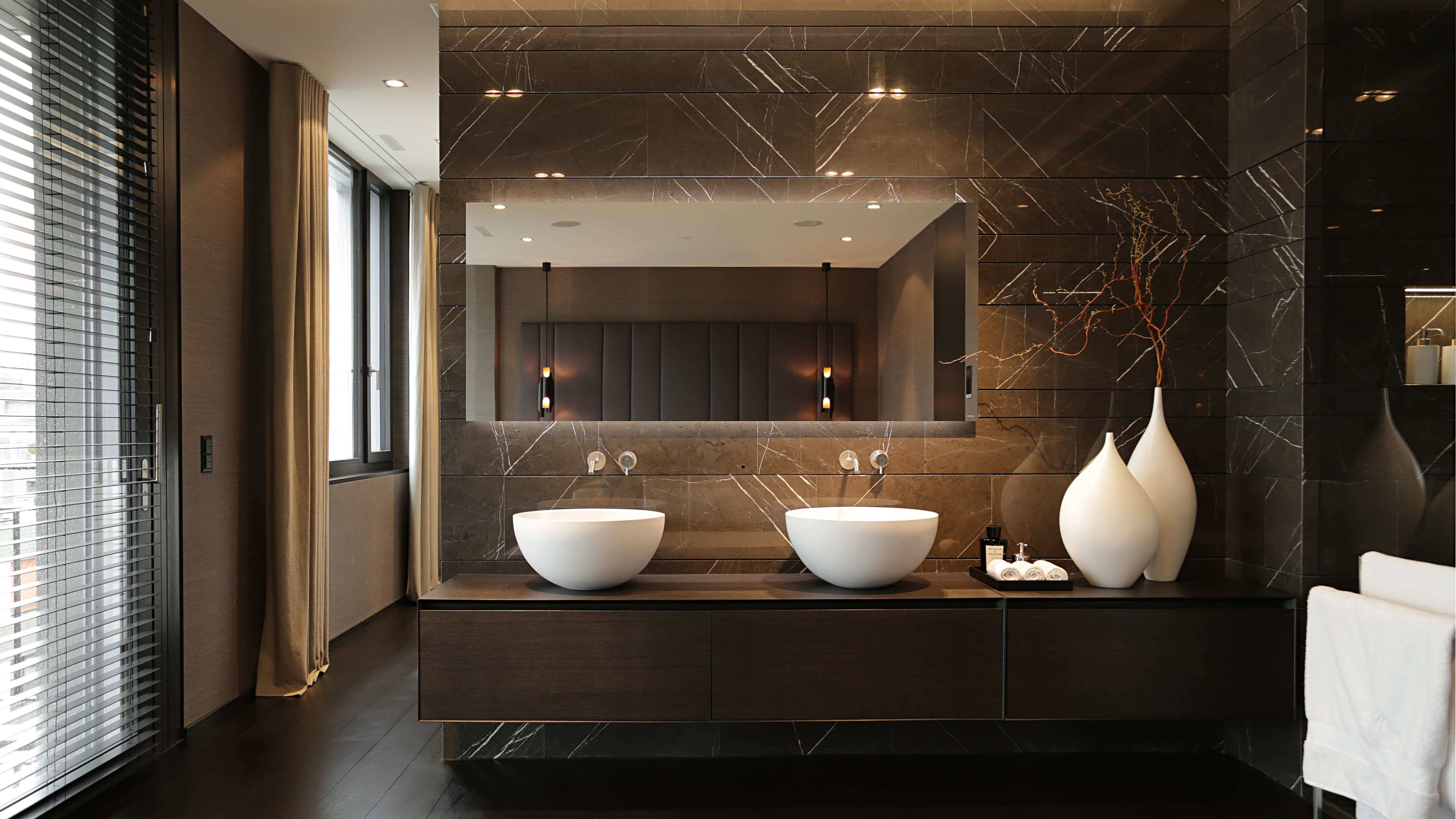 Elegantes modernes Badezimmer mit Doppelwaschbecken