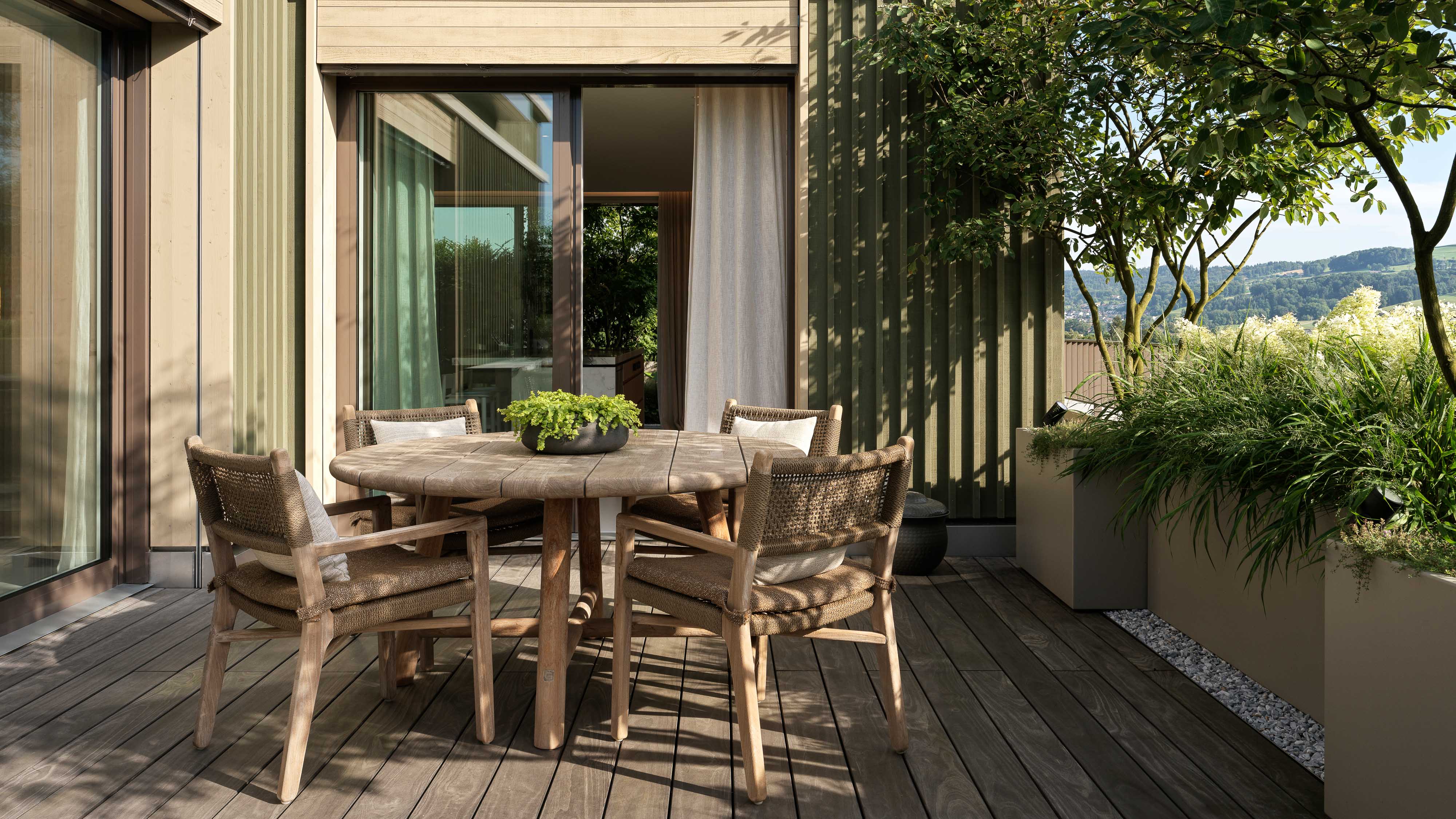 Hübsche Terrasse mit Holzmöbeln