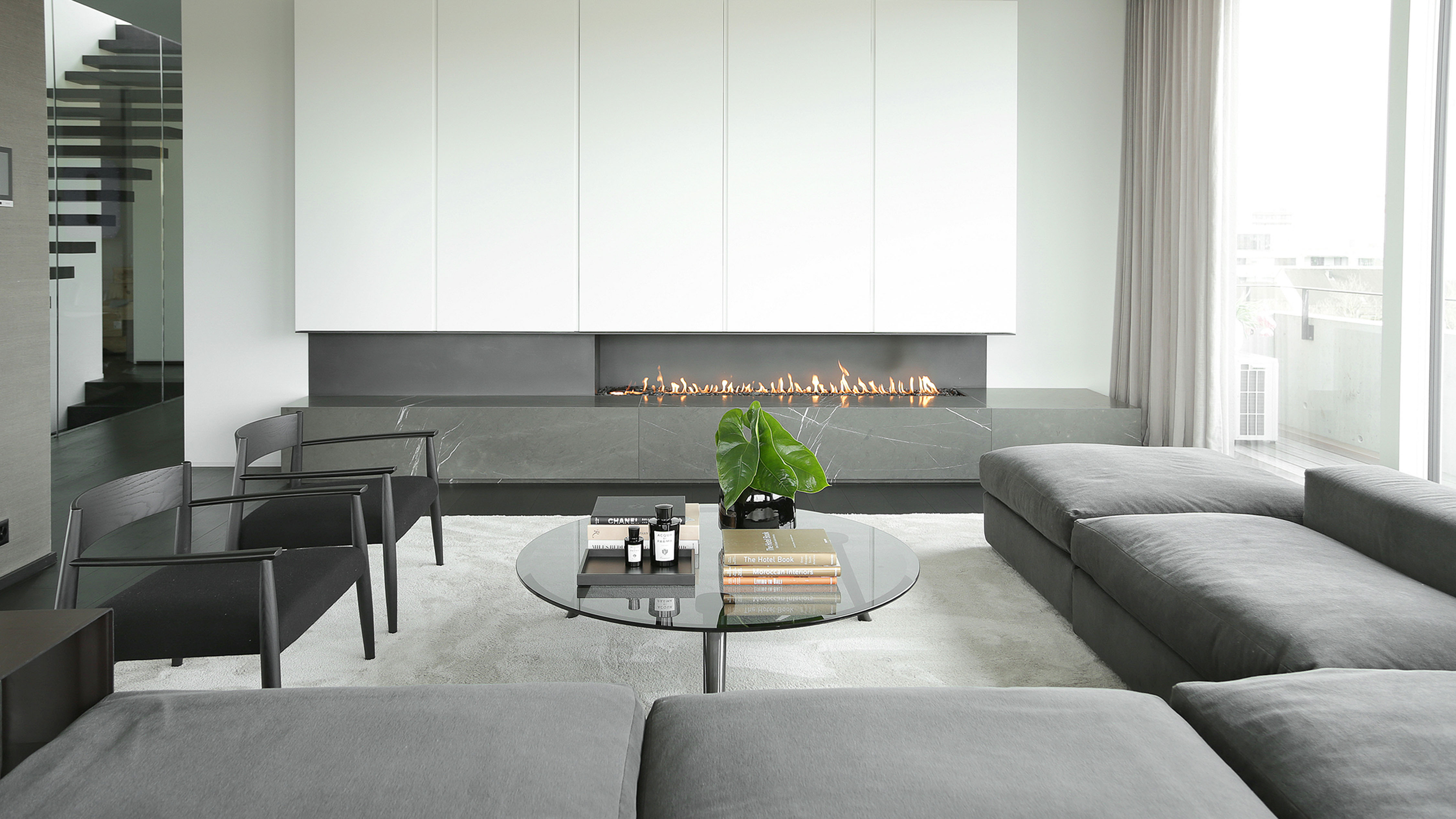 Modernes Wohnzimmer in Grautönen mit Kamin in Zürich