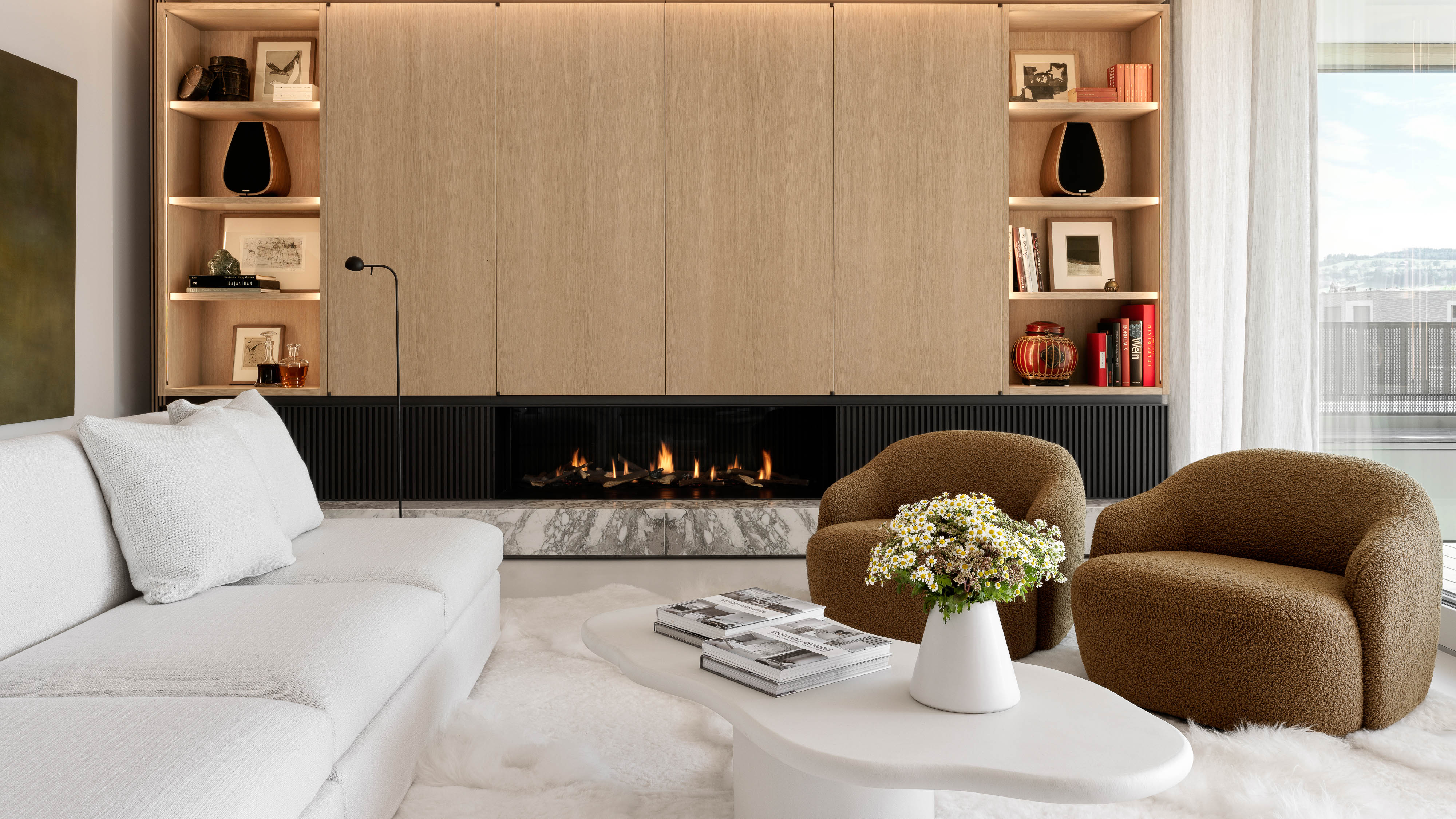 Modernes Wohnzimmer mit Kamin und Möbeln